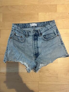 Zara Light Wash Frayed Hem Denim Shorts